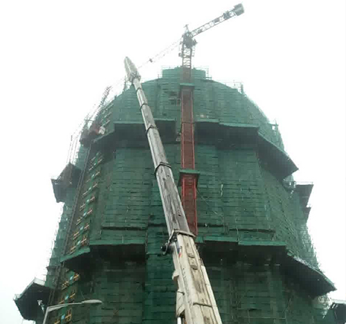 新野吊车在工地上作业